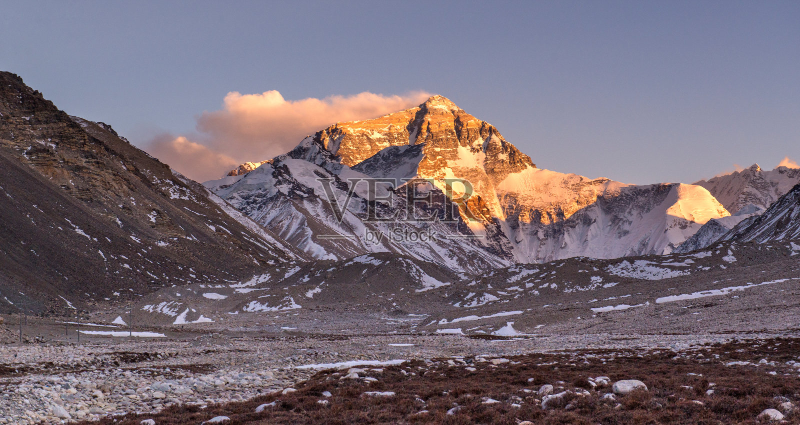 黄昏时分的珠穆朗玛峰照片摄影图片
