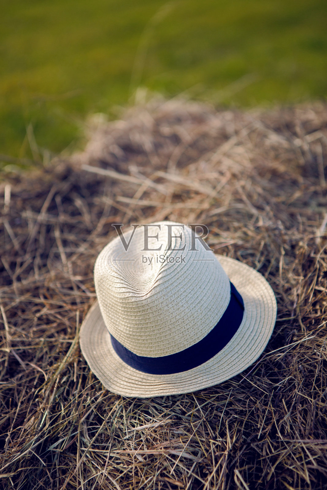 草帽在草堆上照片摄影图片