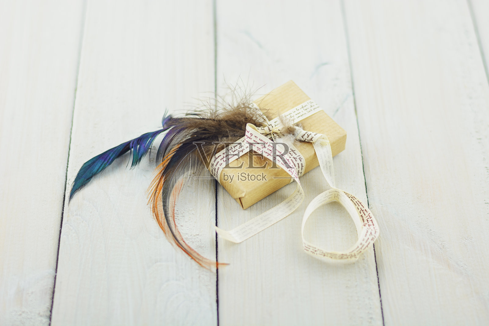 小盒子，用包装纸包裹，用丝带系着。照片摄影图片