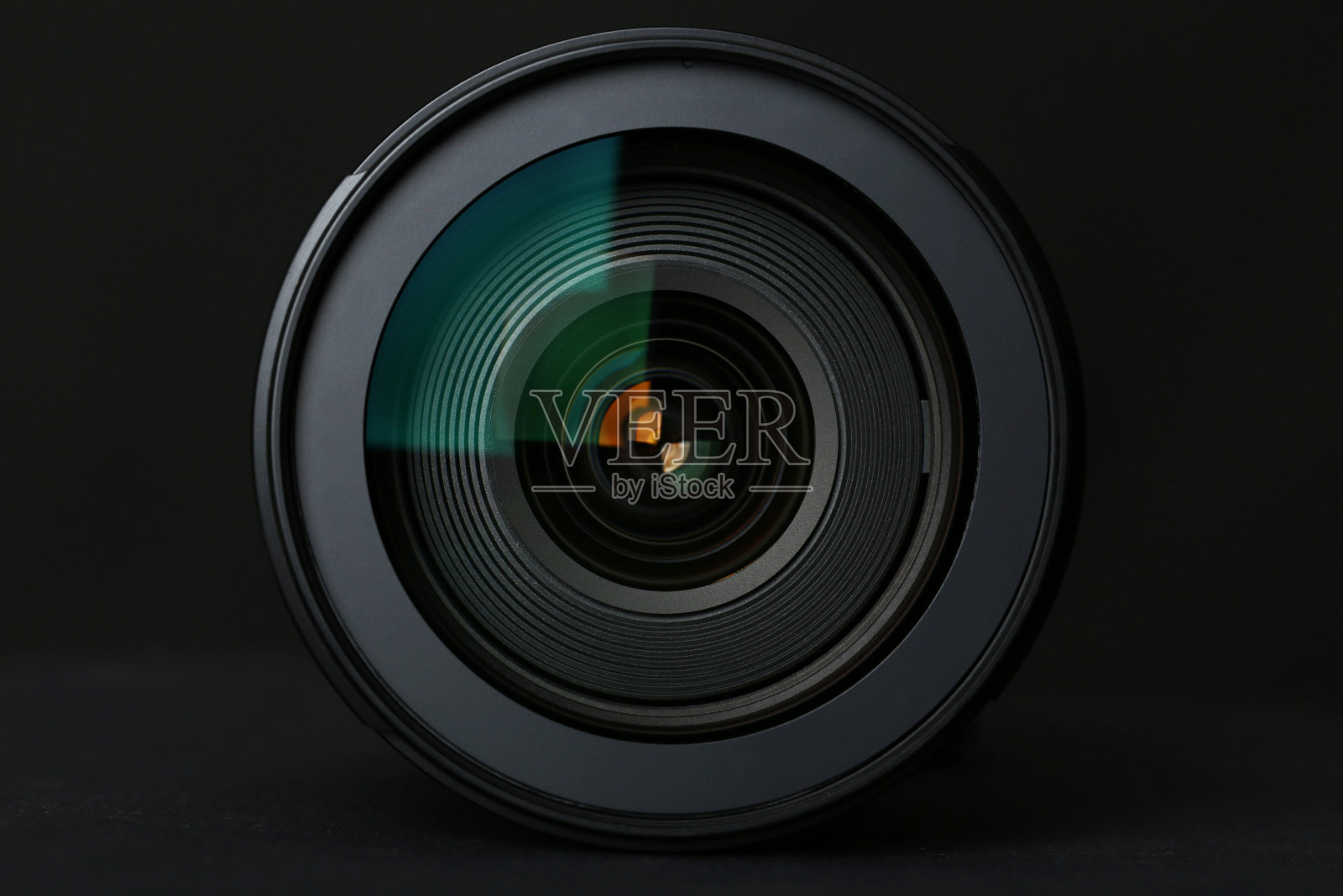黑色背景上的镜头照片摄影图片