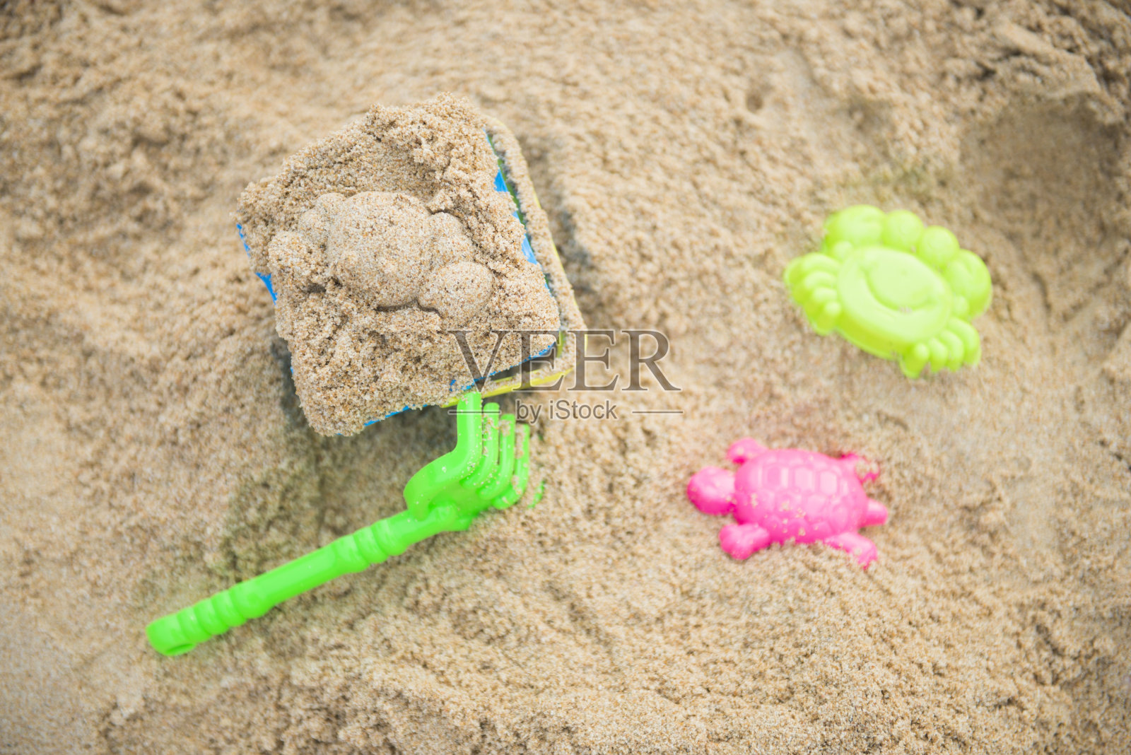 沙滩上五颜六色的玩具照片摄影图片