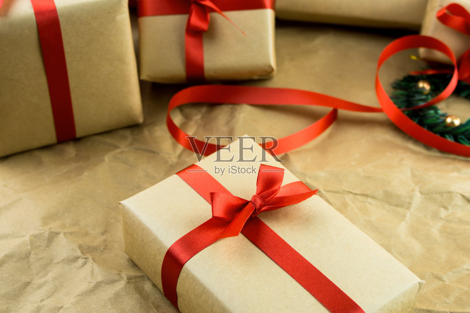 礼物盒红丝带圣诞装饰品照片摄影图片