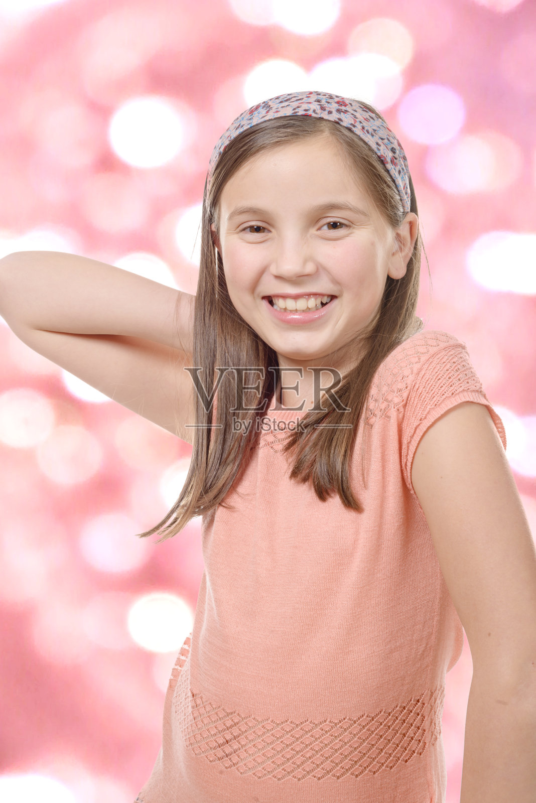 可爱的少女，粉红色的散焦背景照片摄影图片