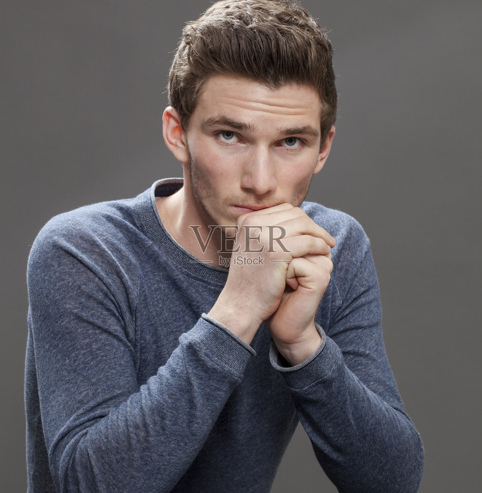 表情沮丧的男青年照片摄影图片