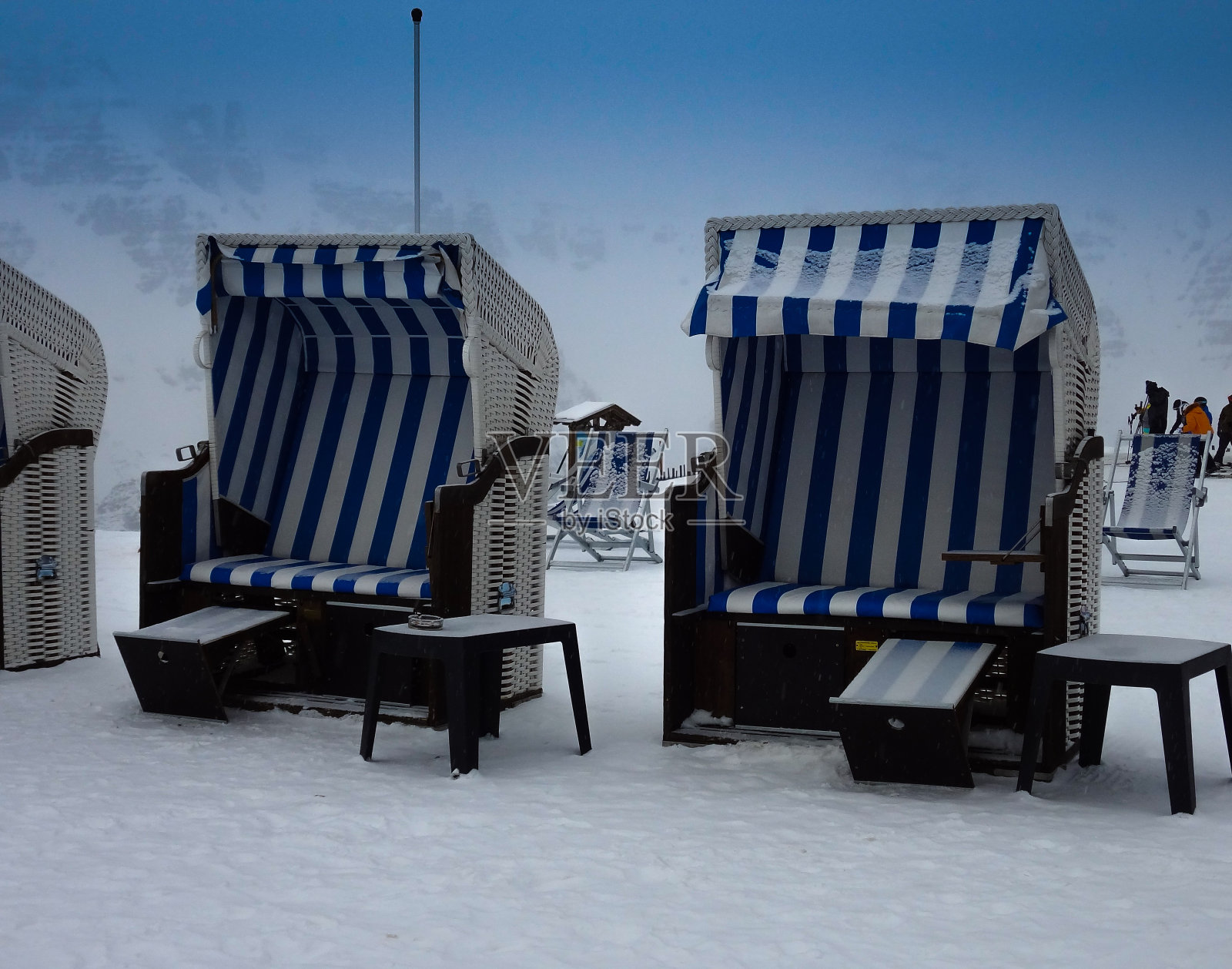 雪里有沙滩椅照片摄影图片
