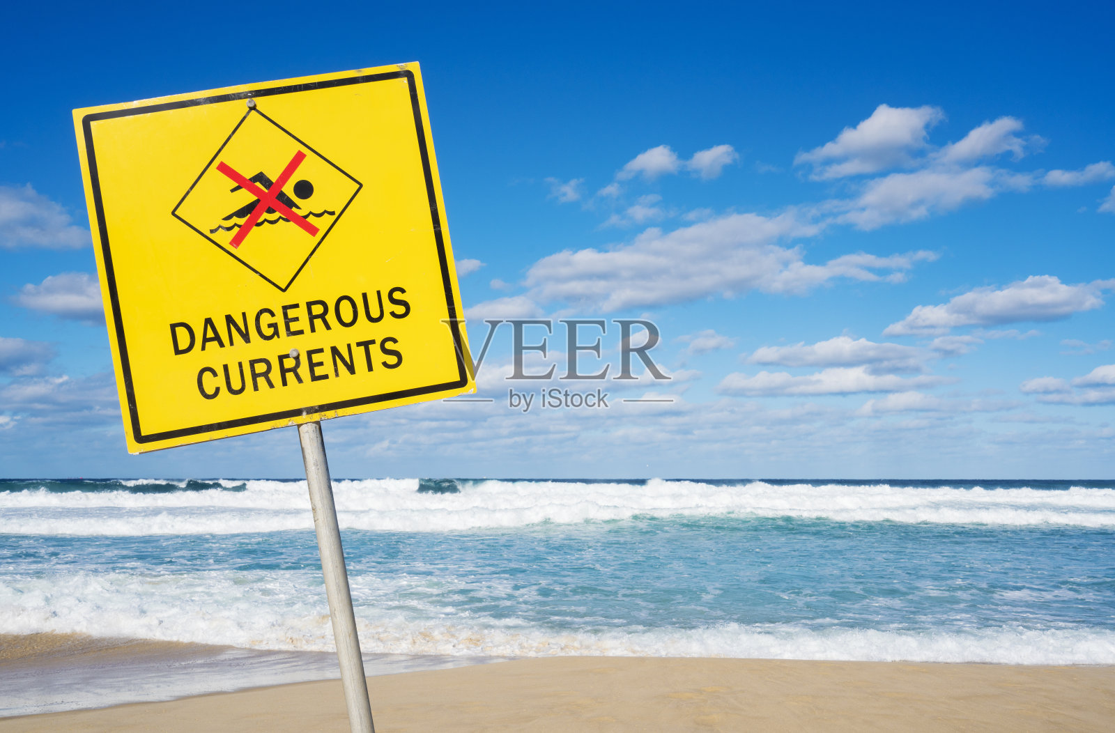 海滩上危险的水流标志照片摄影图片