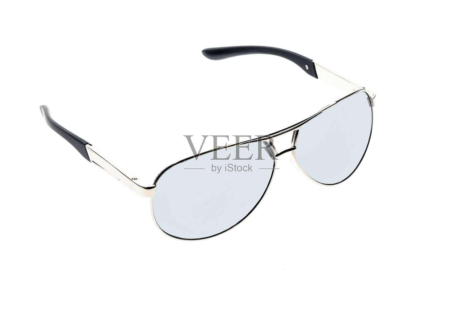 白色背景上的银色飞行员反光太阳镜照片摄影图片