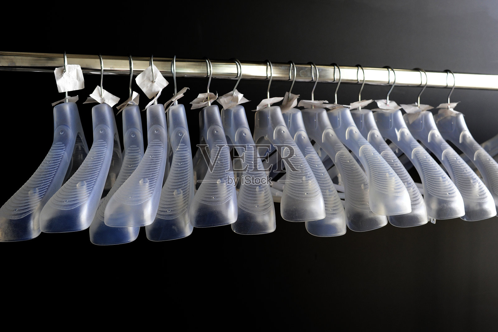 空荡荡的衣架照片摄影图片