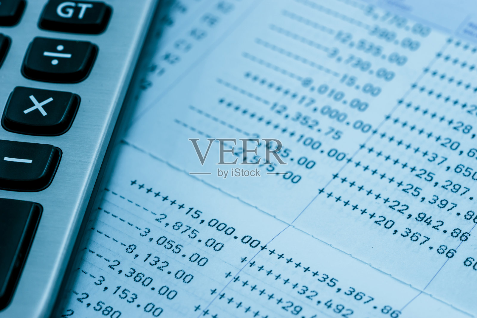 带有计算器的银行对账单照片摄影图片