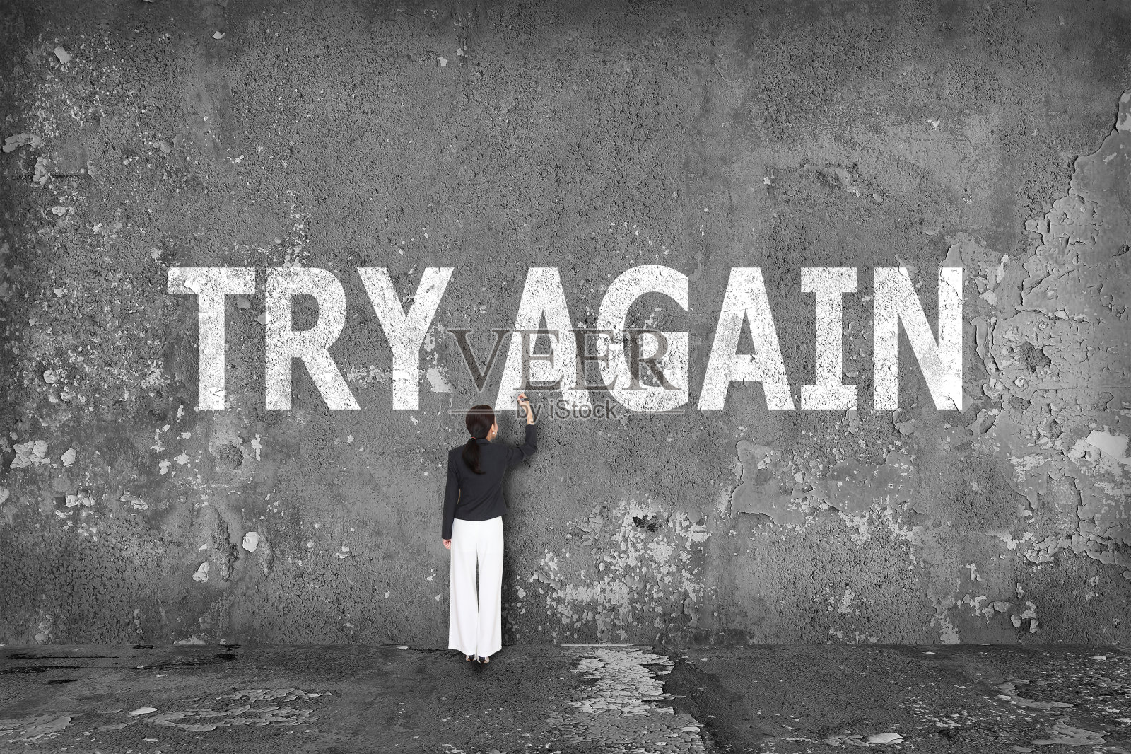 女商人画在墙上再试一次照片摄影图片