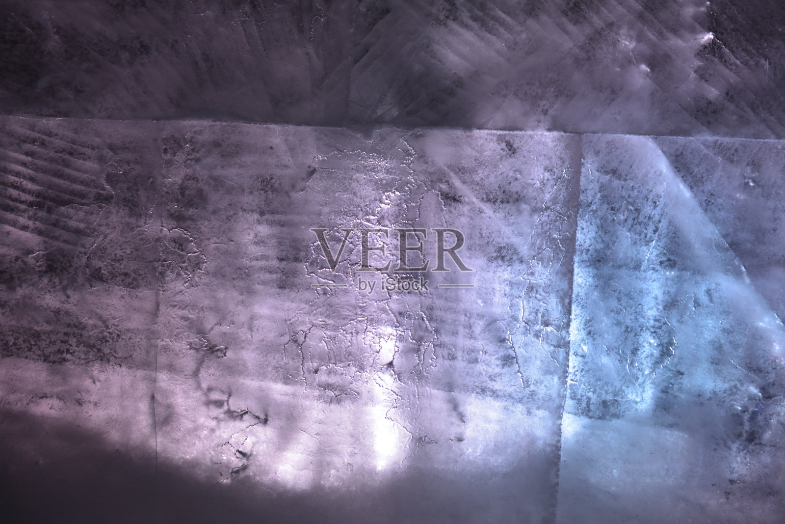 白光背景的冰墙照片摄影图片