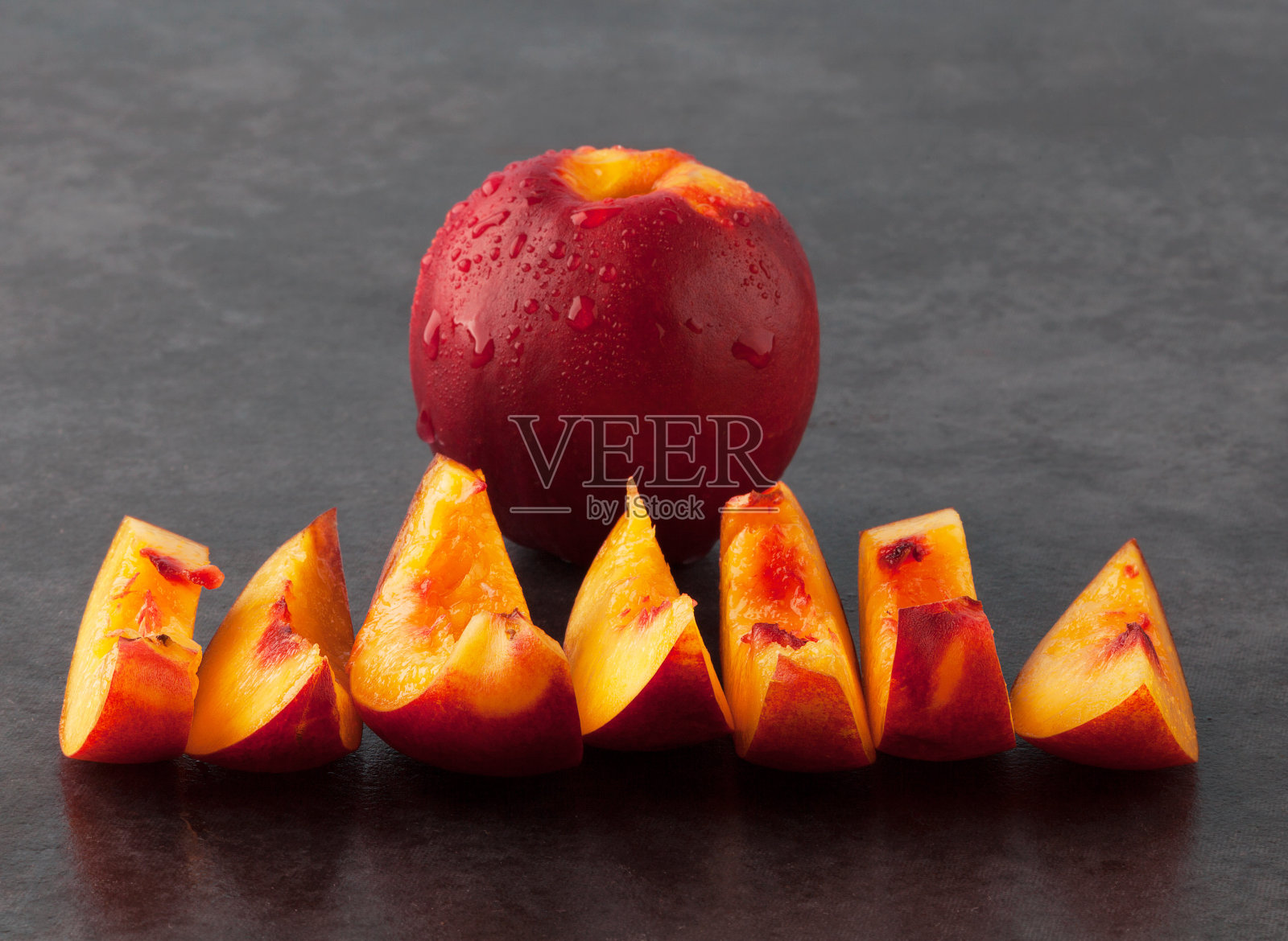 黄色的油桃在肮脏的背景上照片摄影图片