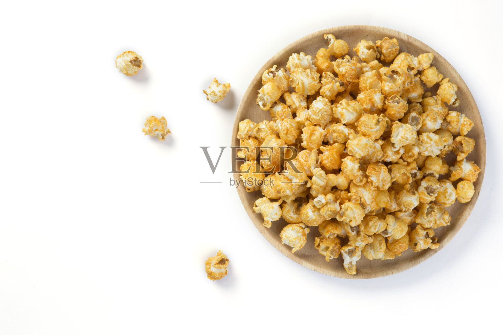 奶酪爆米花孤立在白色背景与阴影照片摄影图片