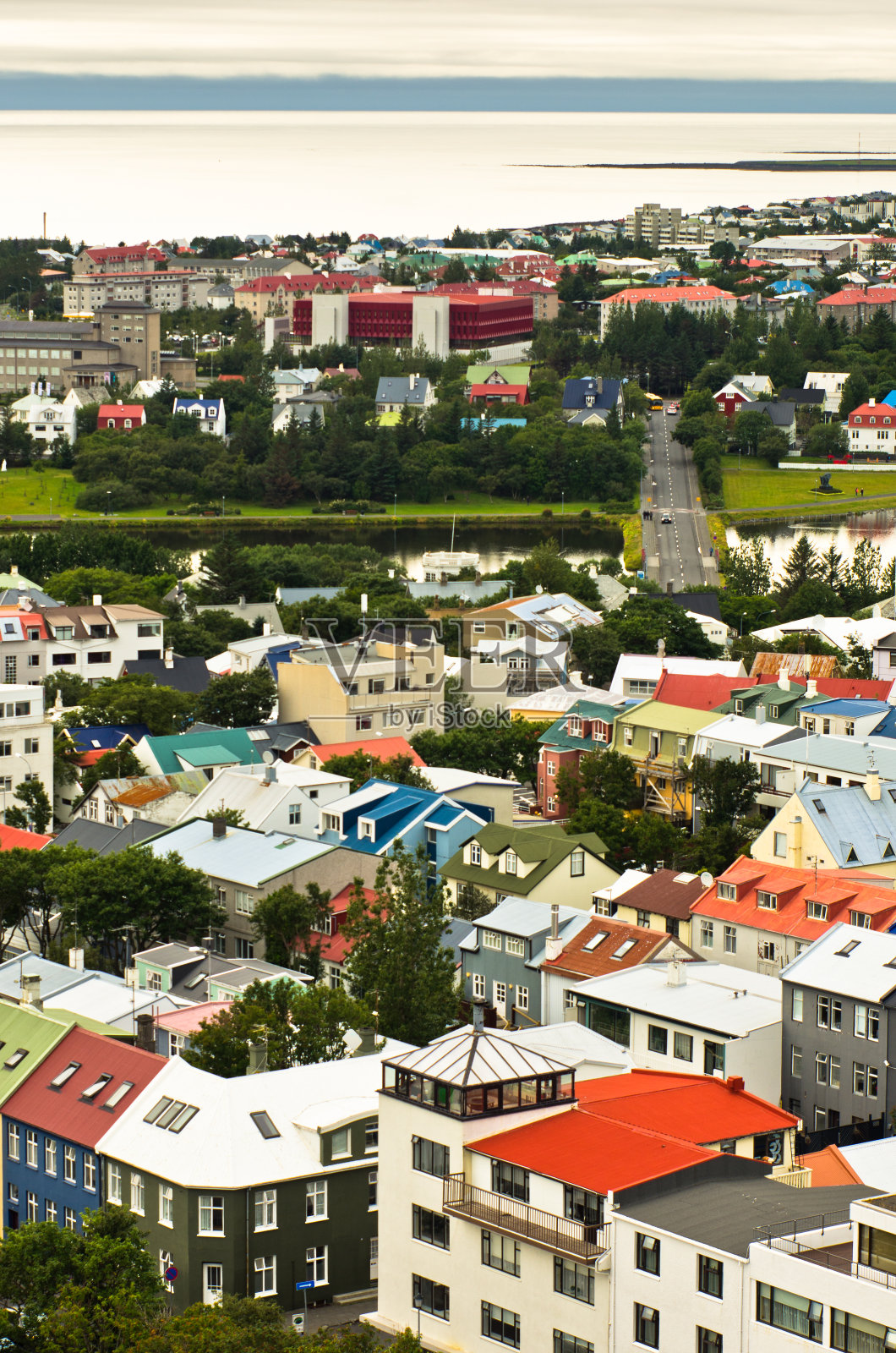 从雷克雅未克市中心和港口的Hallgrimskirkja教堂鸟瞰图照片摄影图片