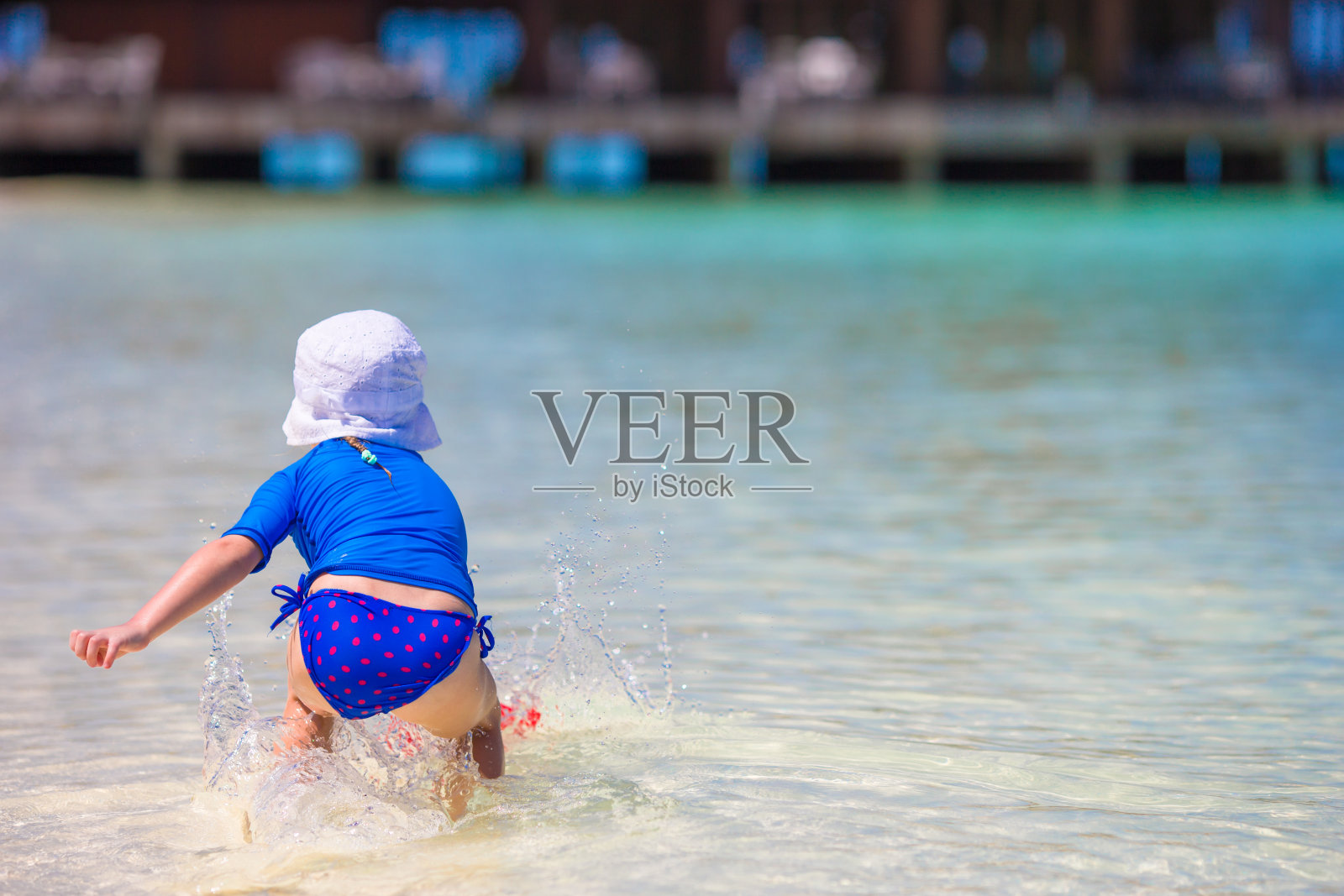 可爱快乐的小女孩在海滩度假玩得开心照片摄影图片