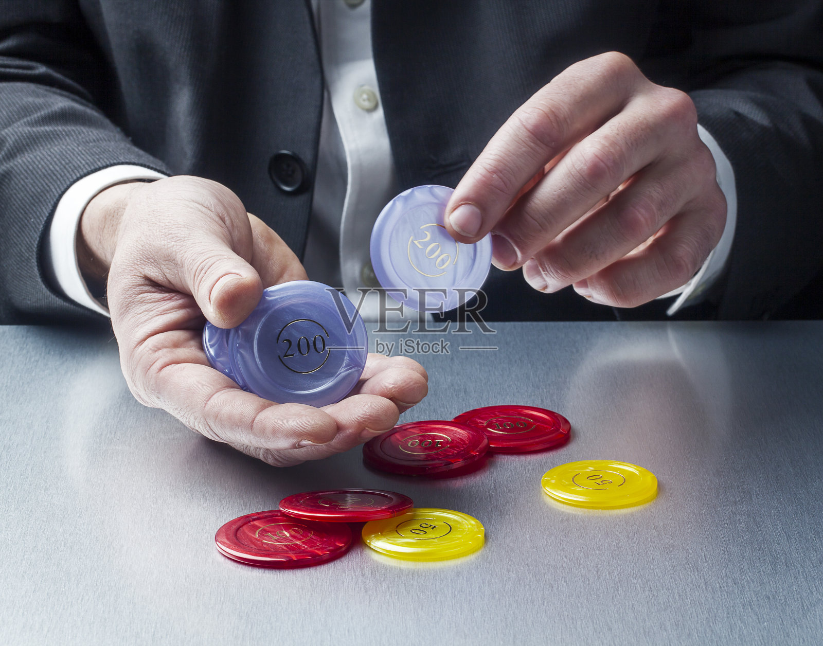 商人办公桌上玩筹码照片摄影图片