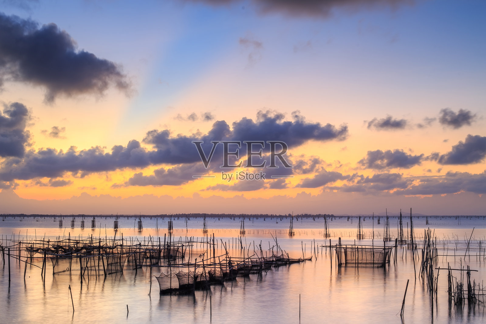 用来喂鱼的竹笼。照片摄影图片