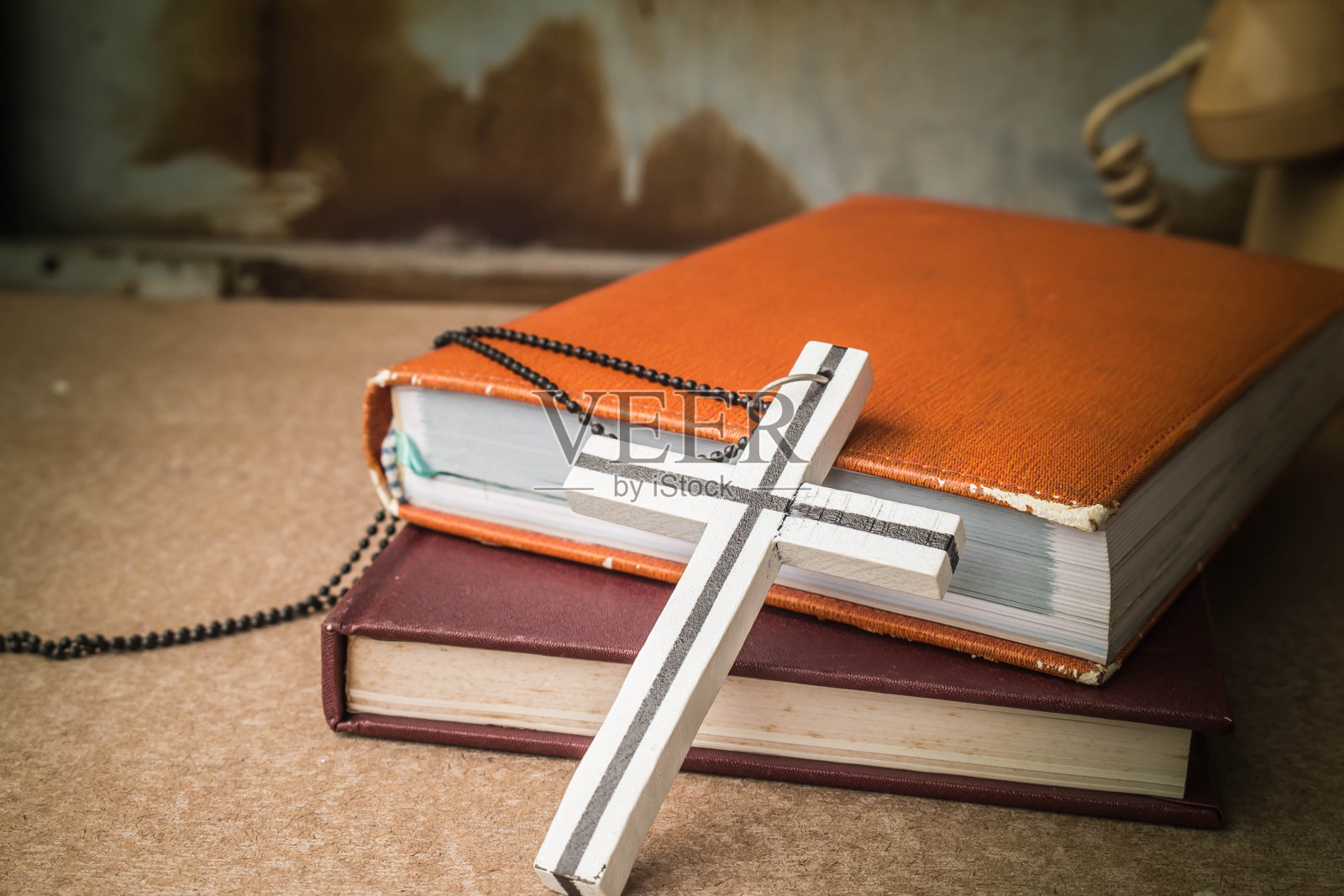 书上的十字架照片摄影图片