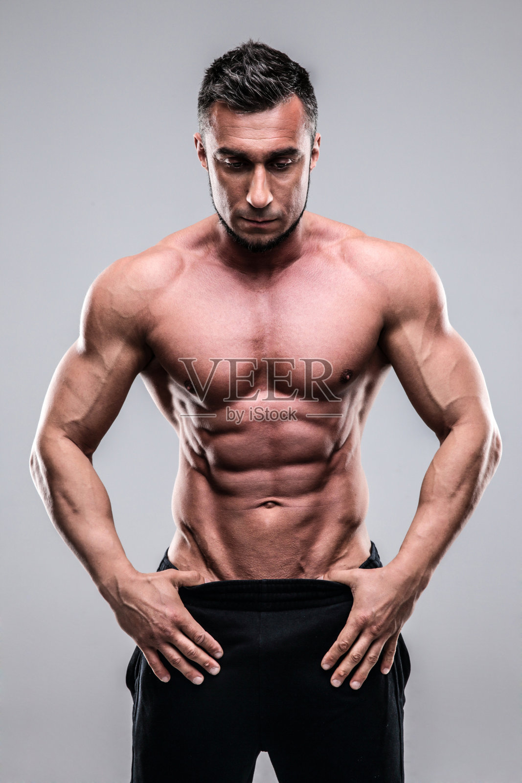 肌肉健硕的男人站立照片摄影图片