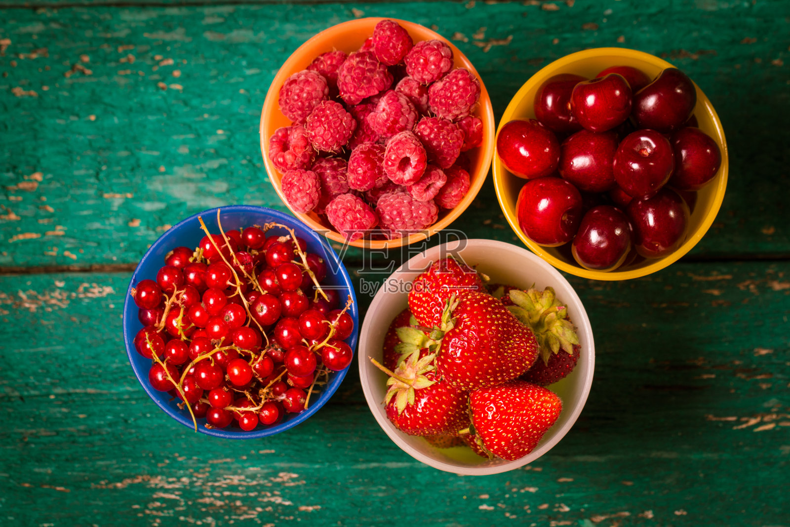 新鲜的夏季浆果，木质背景，健康食品。照片摄影图片
