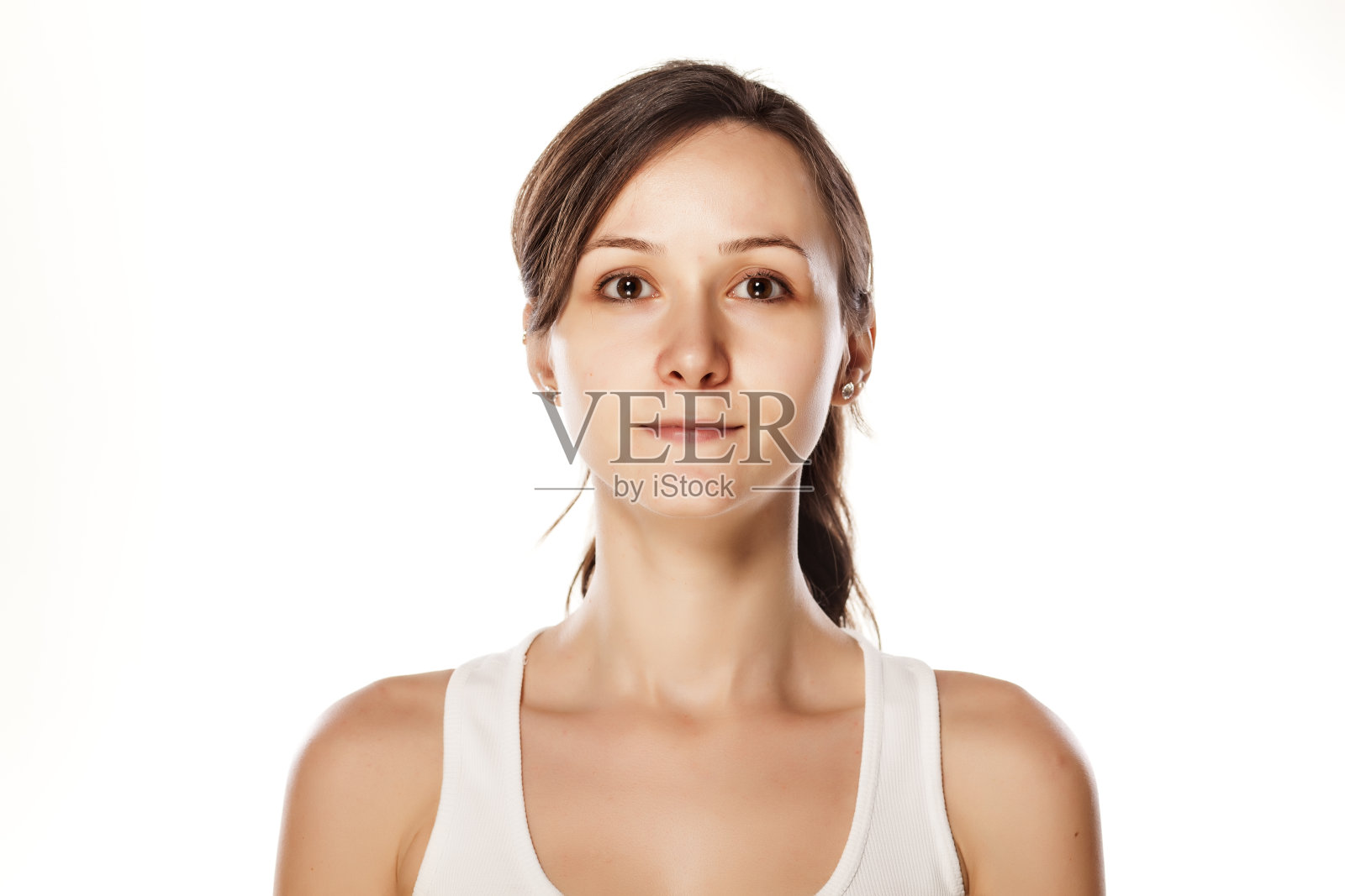 一个严肃的没有化妆的年轻女子的肖像照片摄影图片