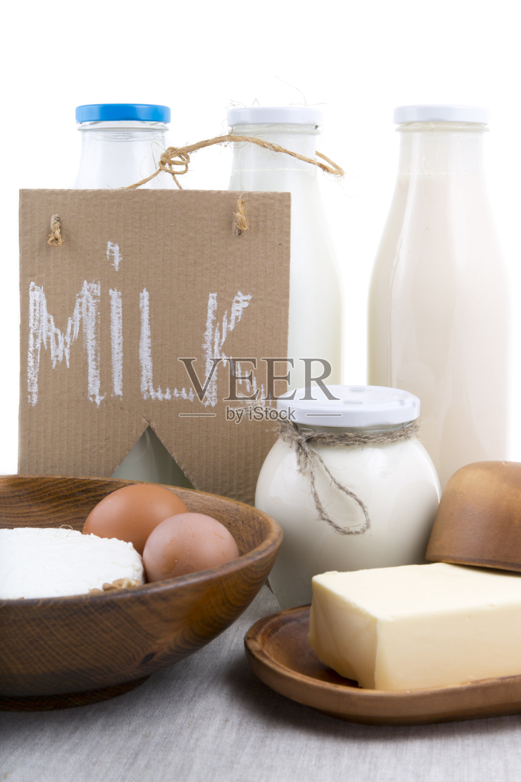 在白色背景上标明牛奶的乳制品照片摄影图片