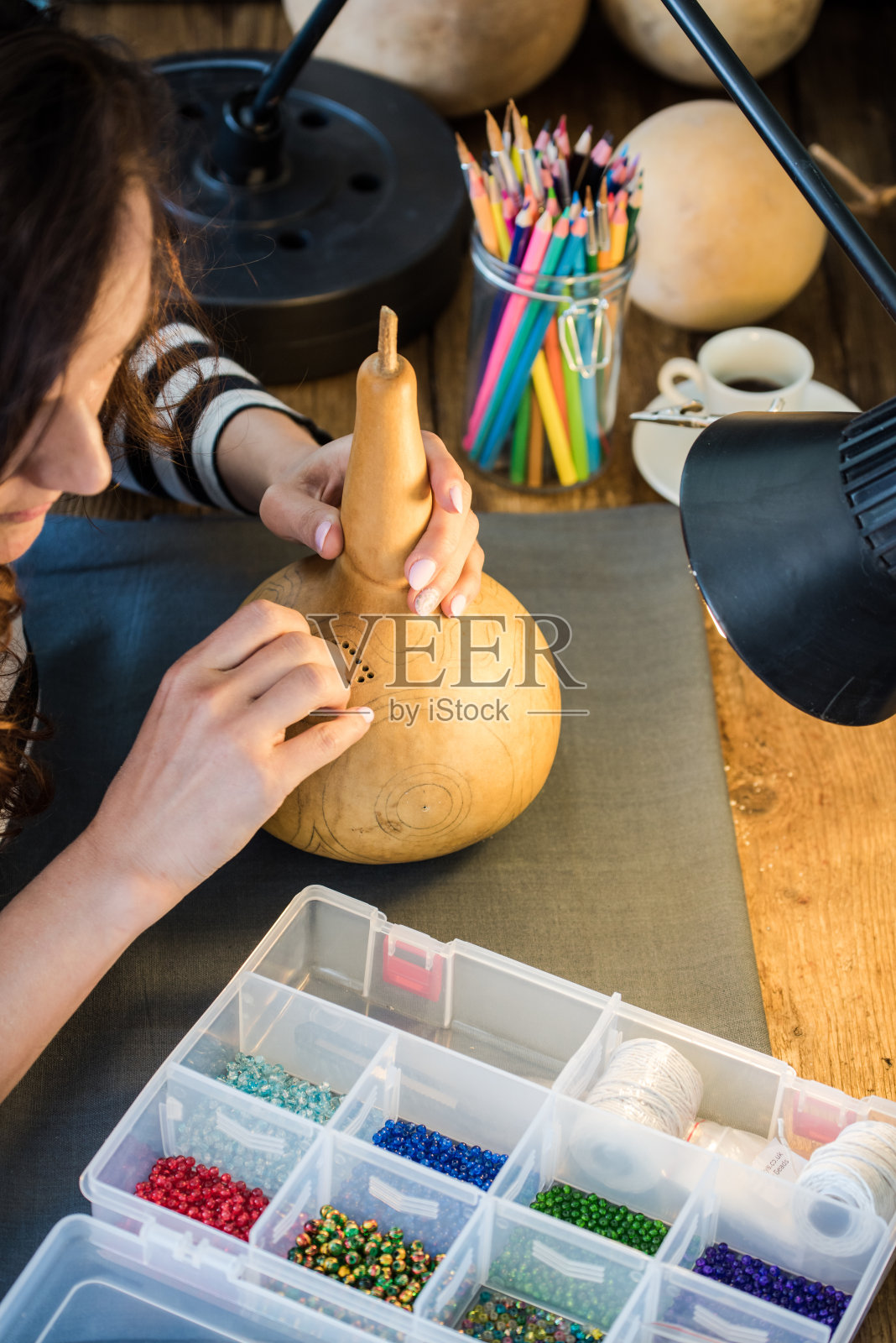 年轻的女士在创意工艺车间工作照片摄影图片