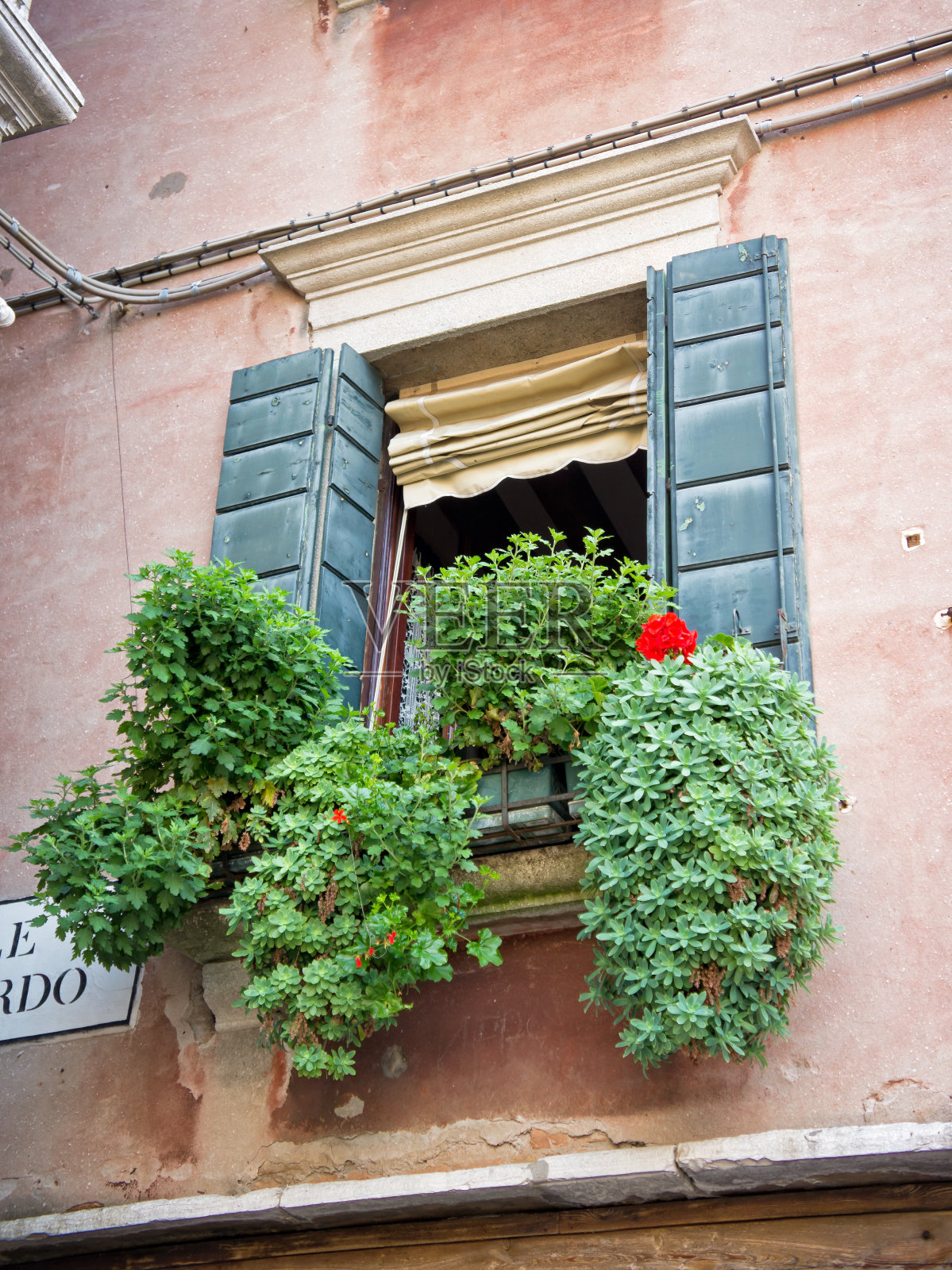 打开地中海小巷的窗户照片摄影图片