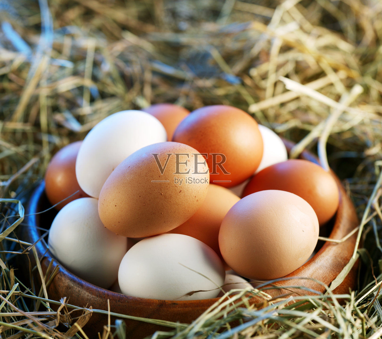 鸡蛋在稻草里。照片摄影图片