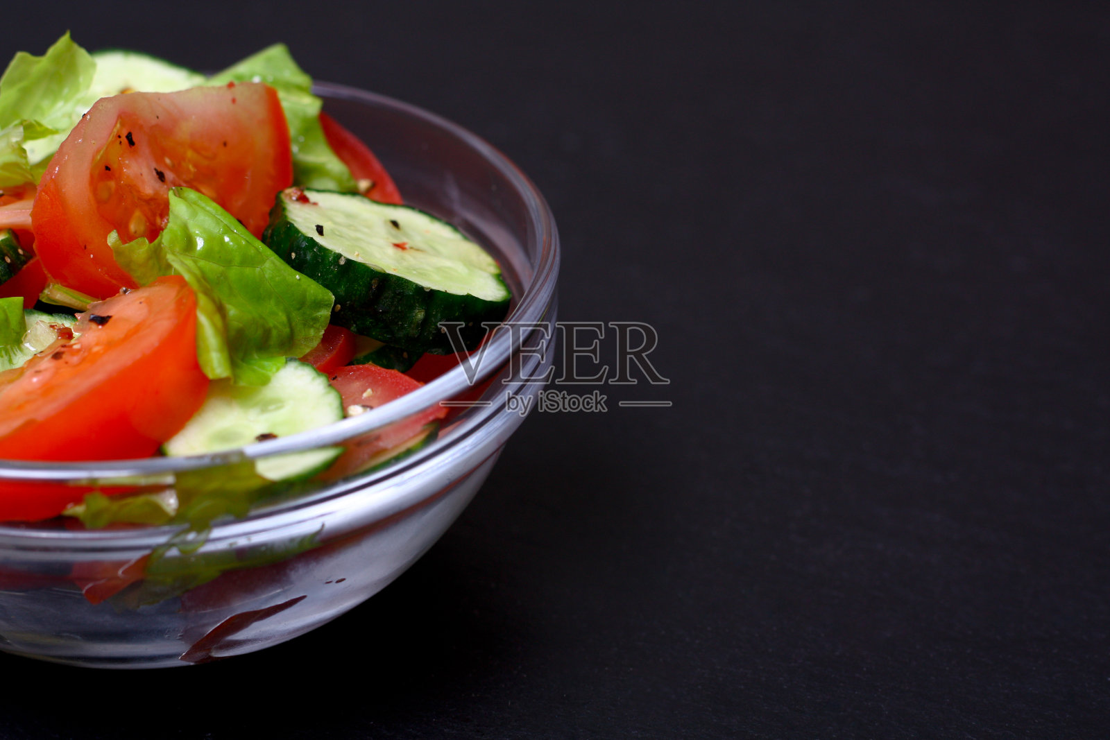 用西红柿、黄瓜和莴苣做成的新鲜沙拉照片摄影图片