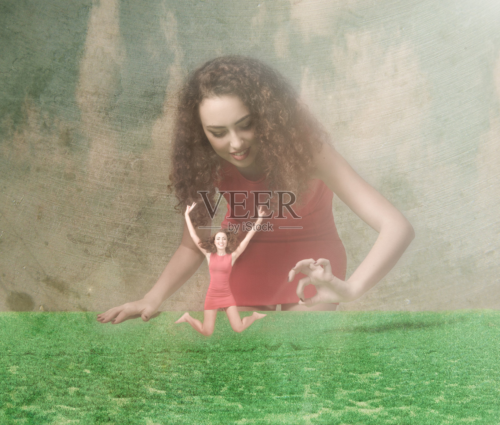 穿着红衣裳的姑娘在一个彩绘的春日里跳来跳去照片摄影图片