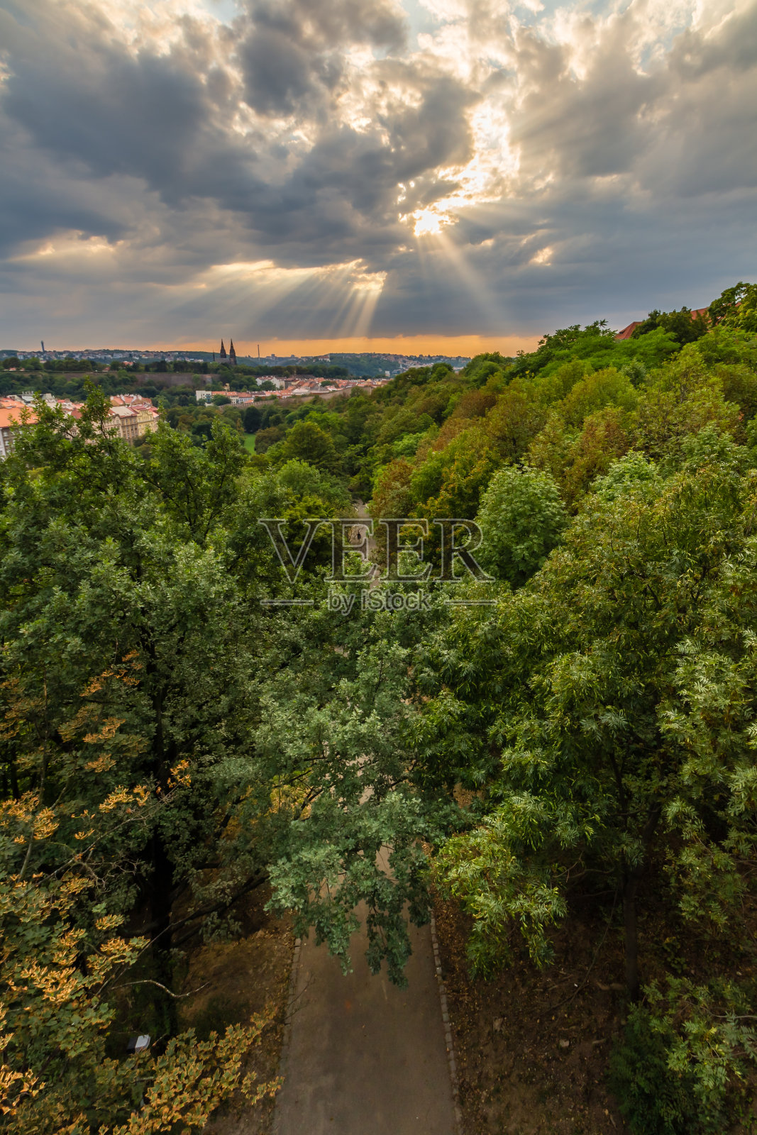 日落时分，在Nuselsky桥上拍摄的布拉格美景照片摄影图片