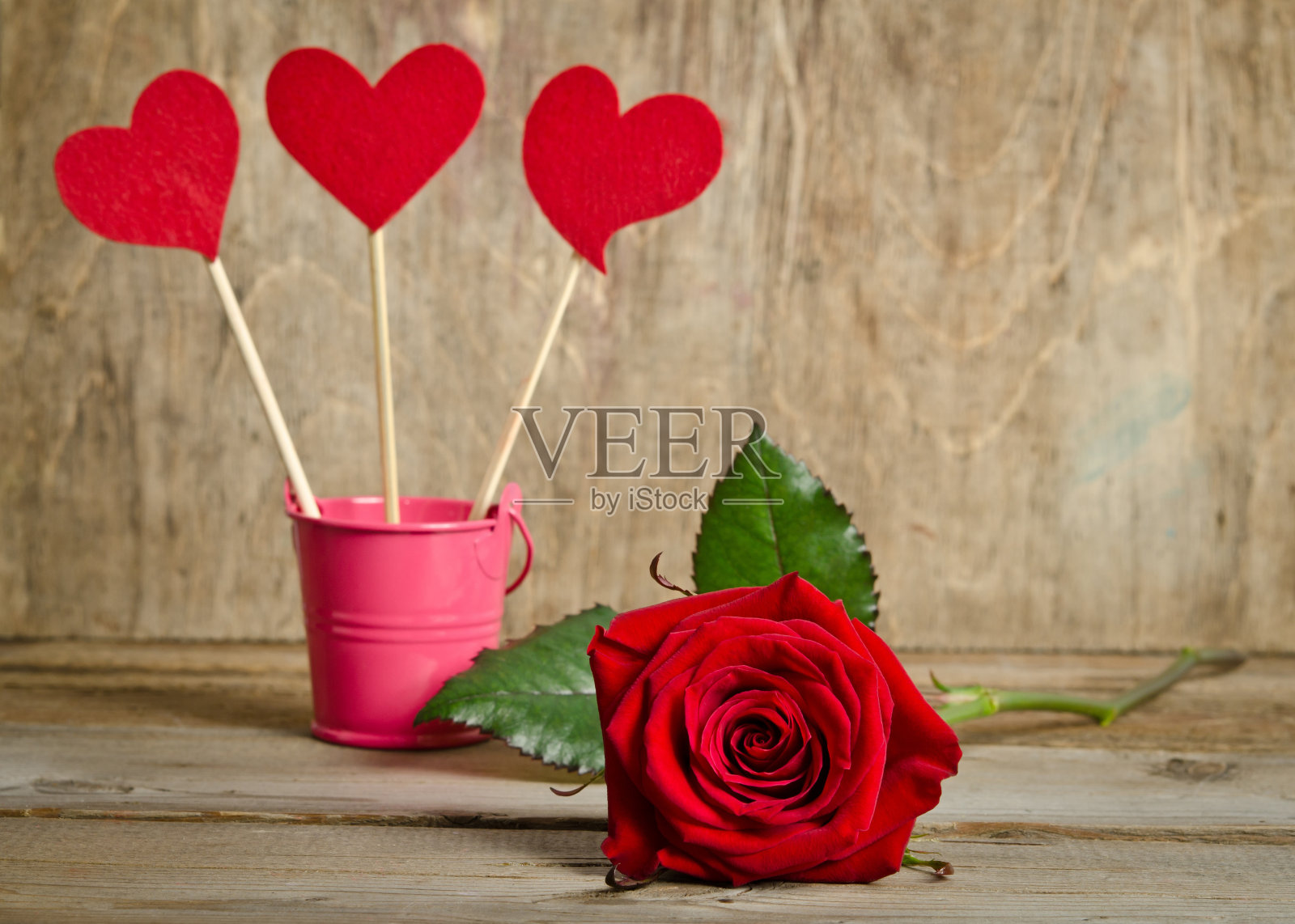 手工串，布心和美丽的红玫瑰照片摄影图片