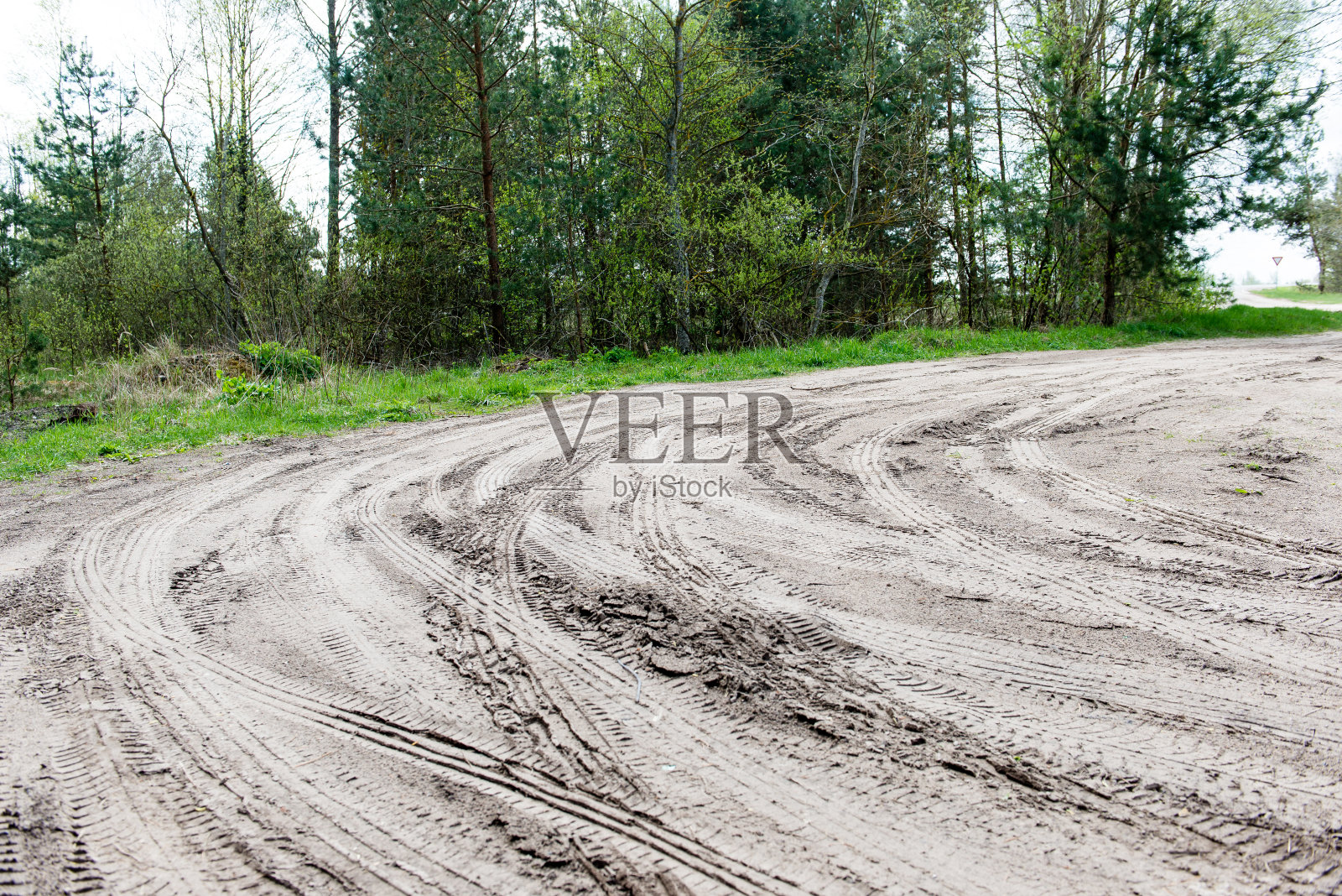 春天空旷的乡间小路照片摄影图片
