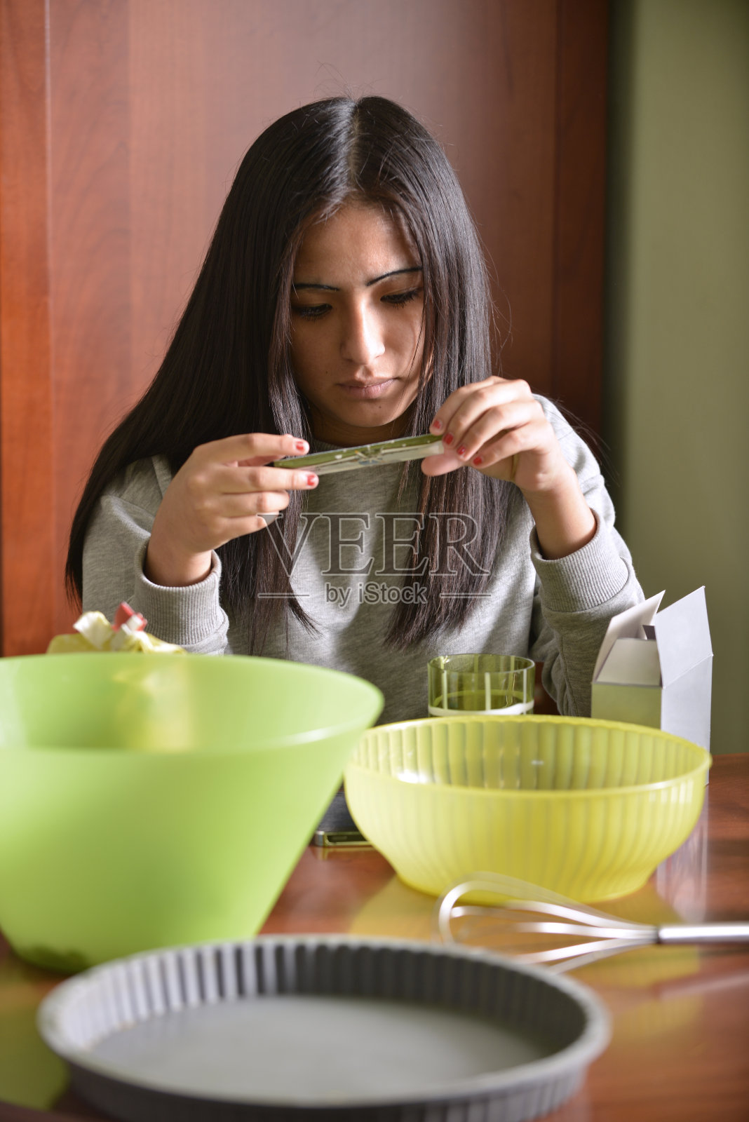 青少年阅读食谱照片摄影图片