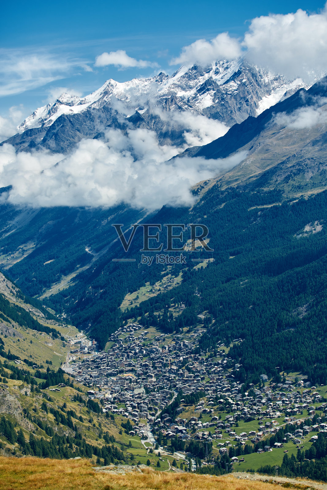 白雪皑皑的山脉。照片摄影图片