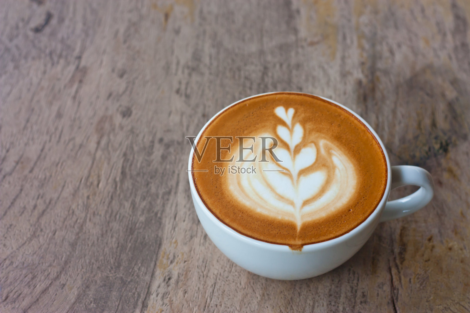 热牛奶艺术咖啡在木桌上照片摄影图片