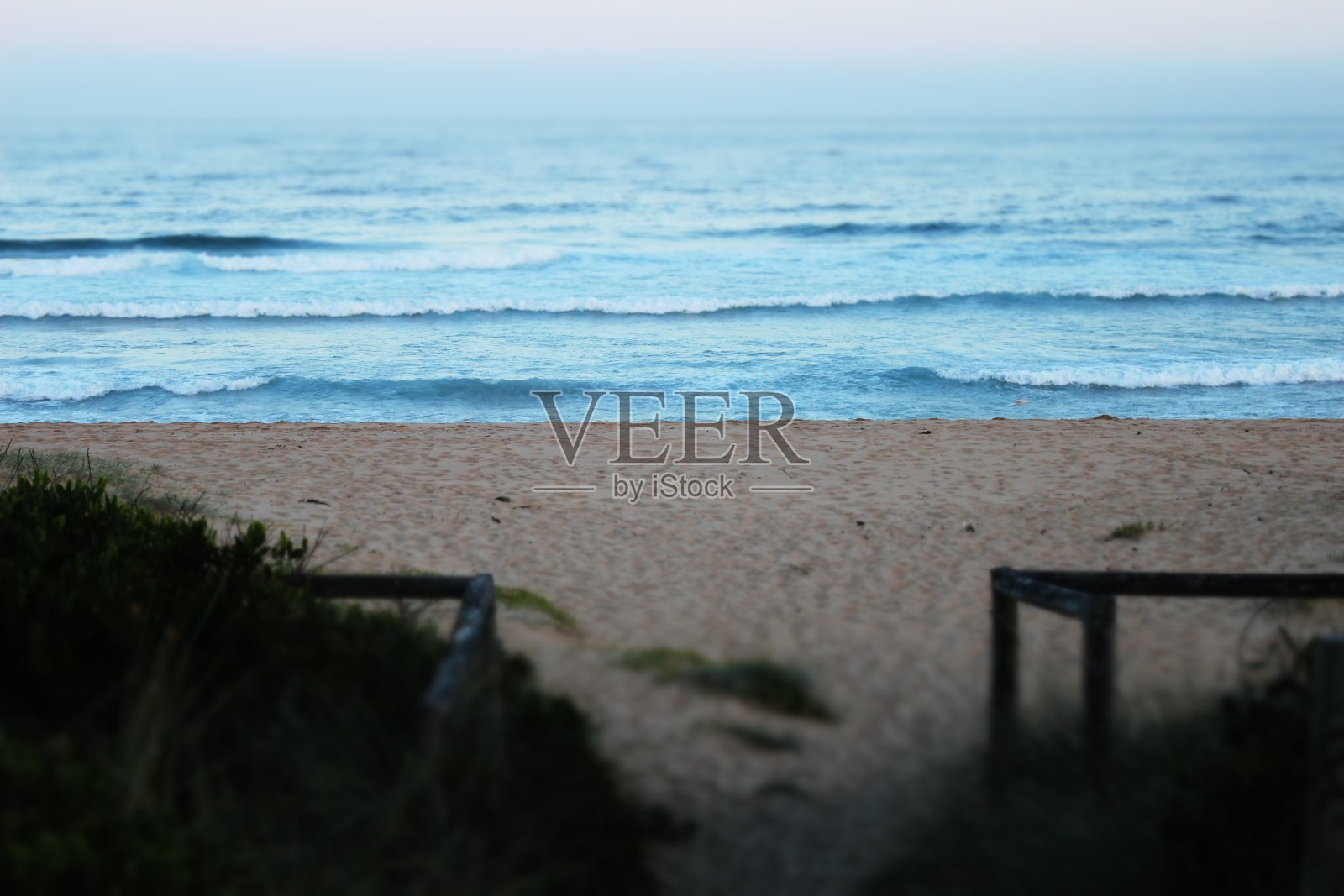 一个沉闷的下午的海滩照片摄影图片