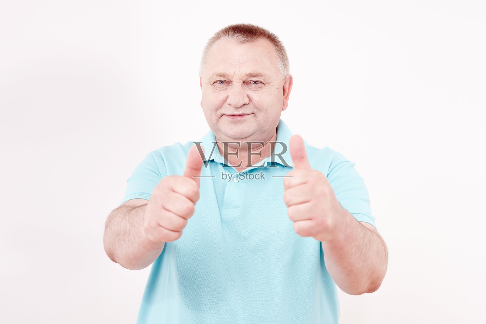 年长的男人竖起大拇指照片摄影图片