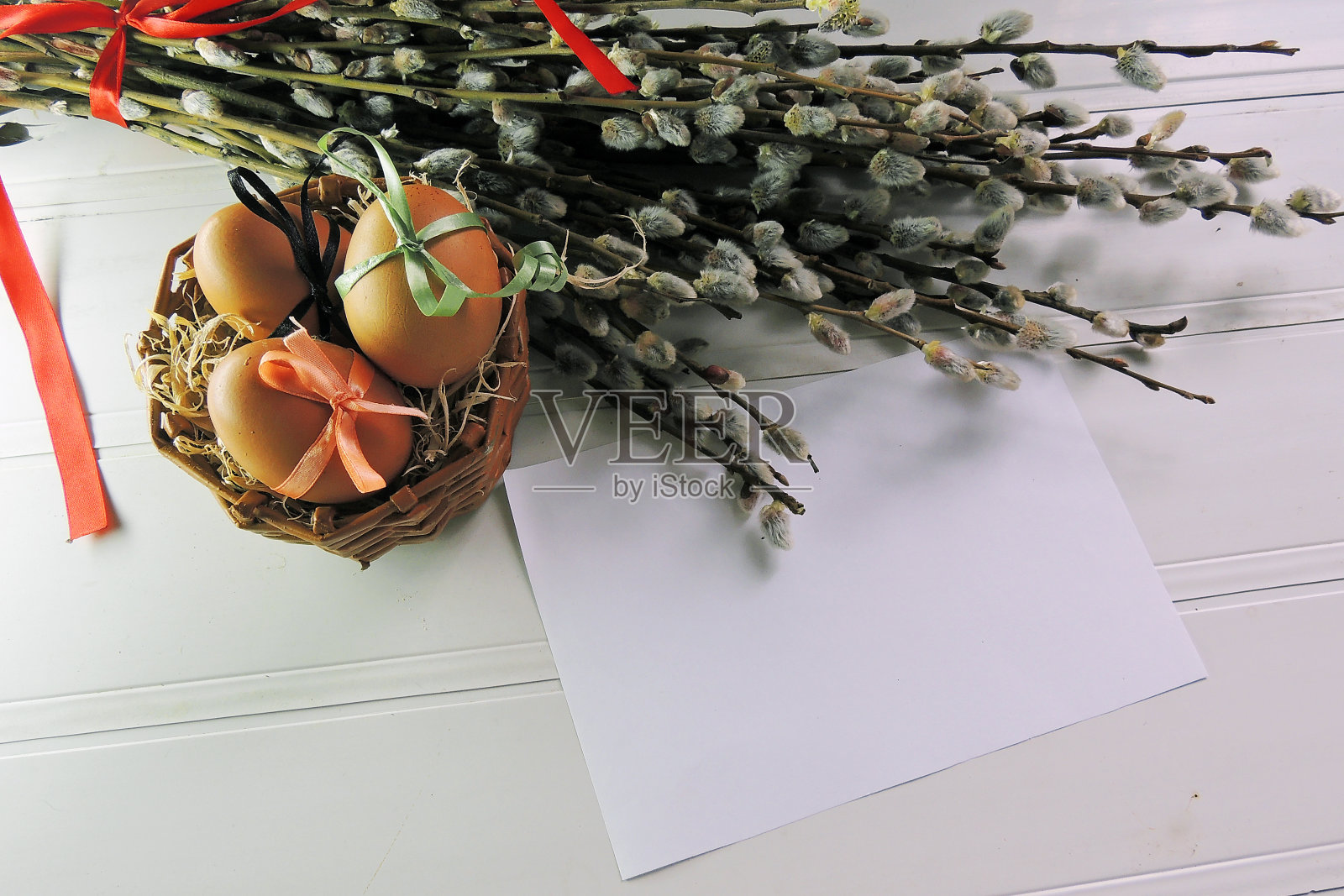 鸡蛋和柳树照片摄影图片