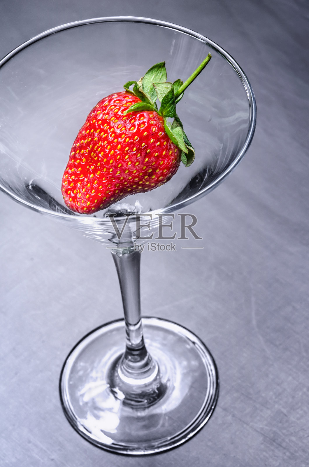 红草莓马提尼杯照片摄影图片