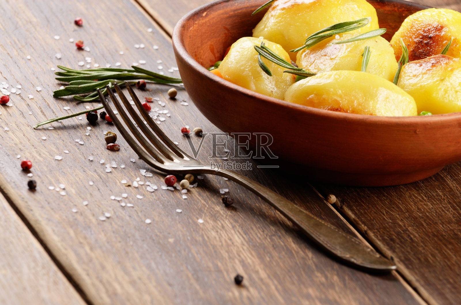 煮和烤土豆和蔬菜照片摄影图片