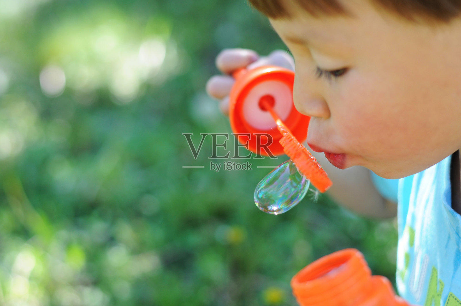 男孩吹大泡沫照片摄影图片