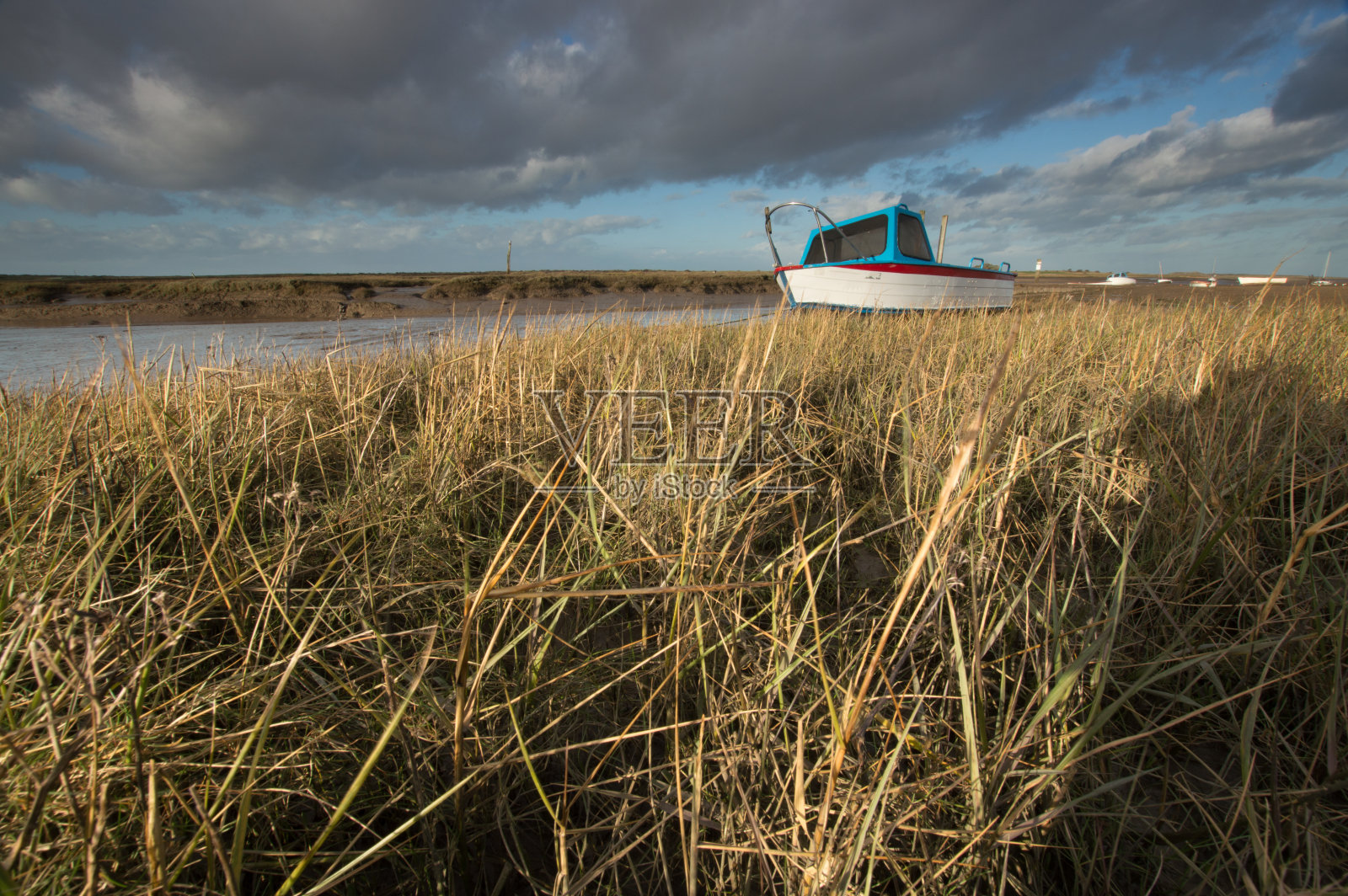 船在退潮时搁浅照片摄影图片