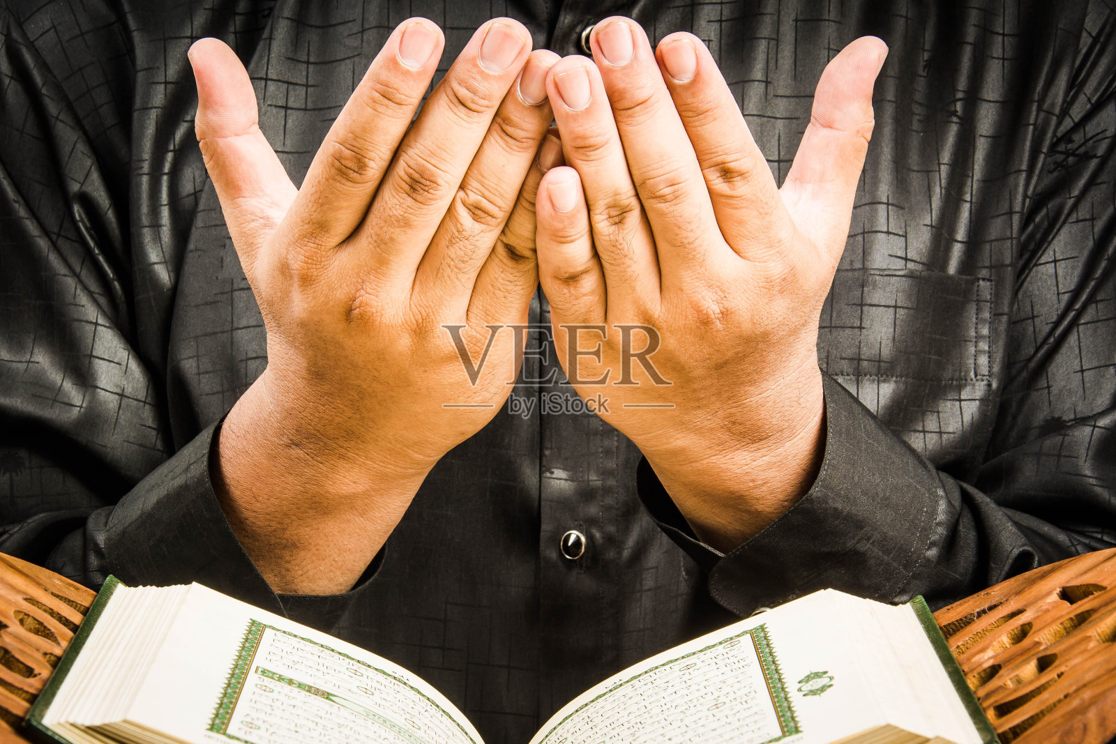 虔诚的穆斯林男子祈祷照片摄影图片