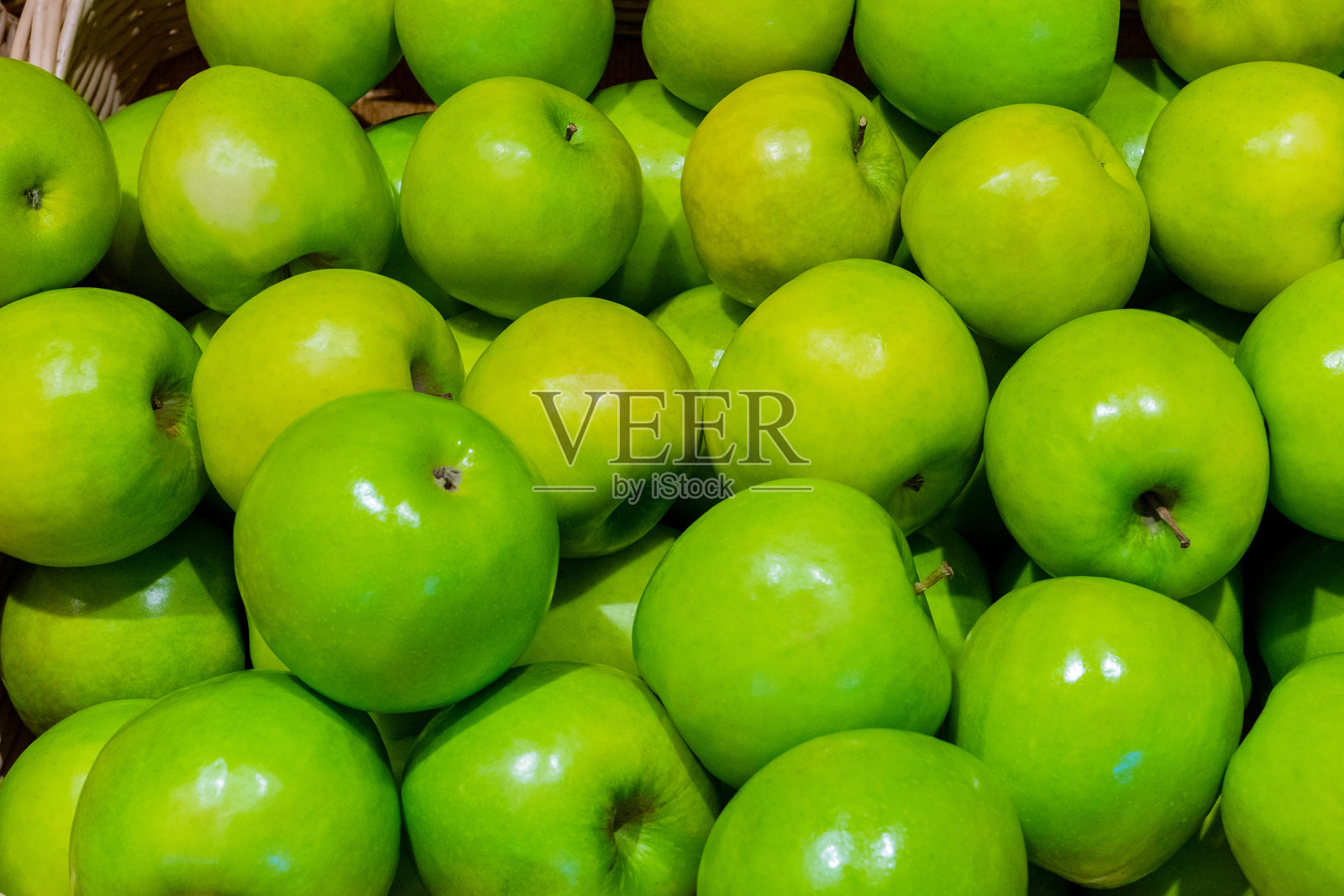 篮子里有青苹果照片摄影图片