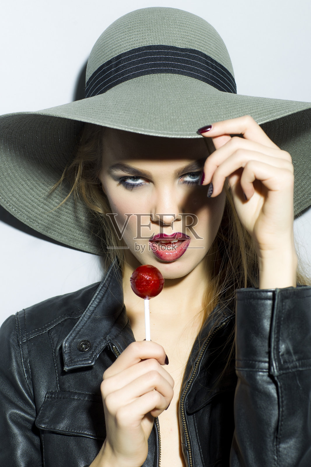 性感年轻的金发女孩肖像与糖糖照片摄影图片