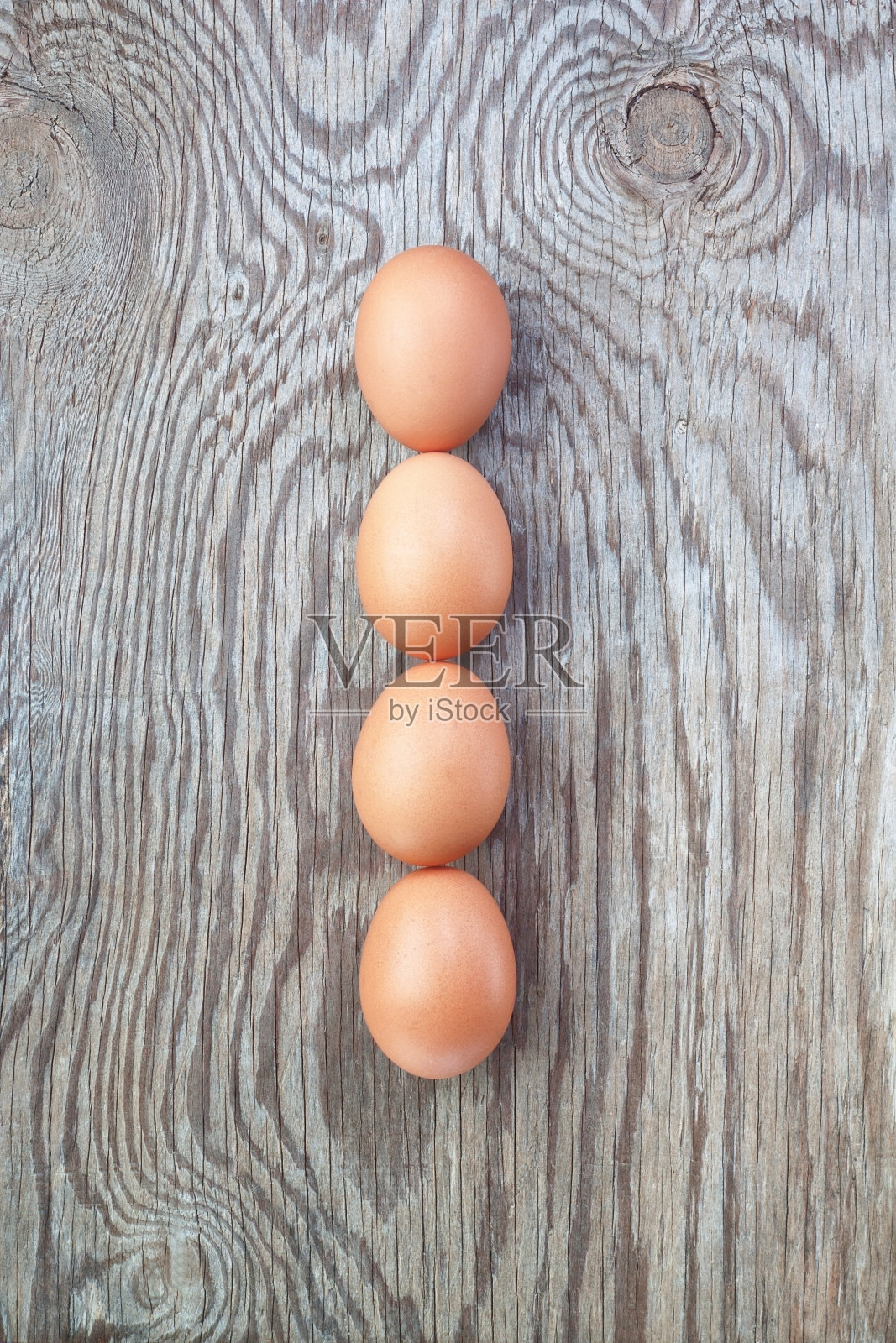 复活节彩蛋里的字母i。照片摄影图片