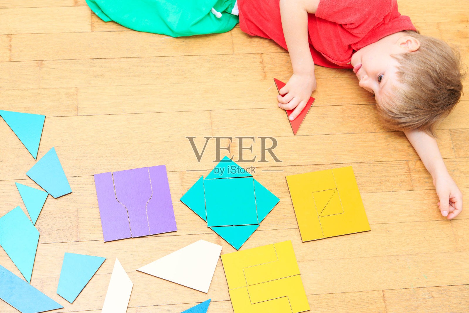 小男孩玩拼图，早教照片摄影图片