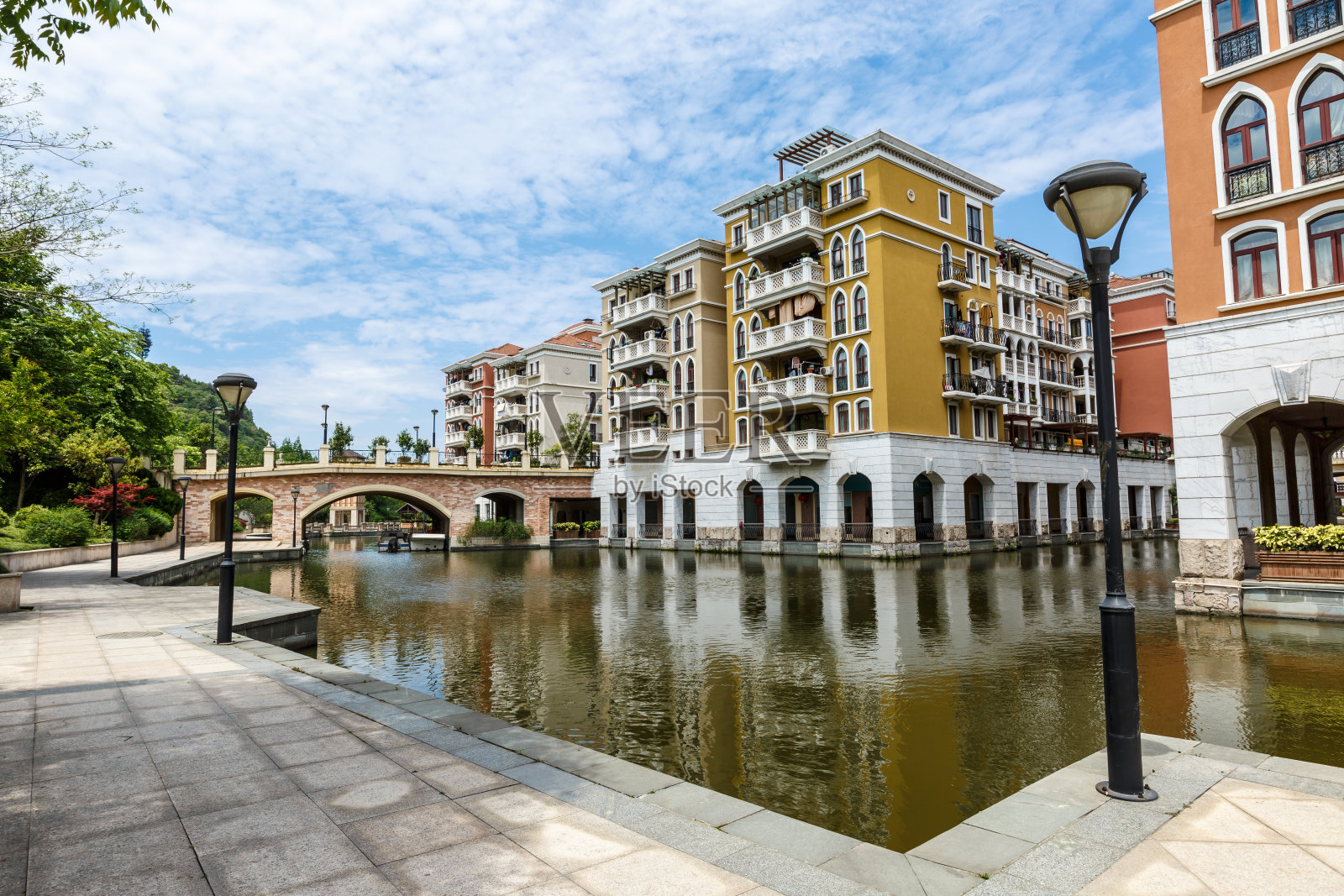 郊区公寓楼风景照片摄影图片